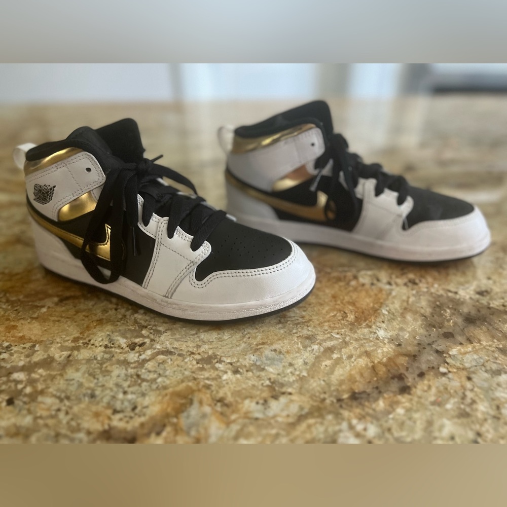 Air Jordan 1 Mid GS White Gold